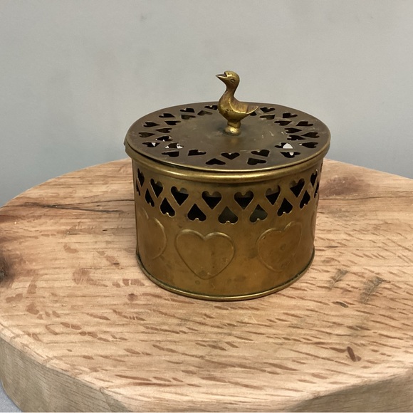 🟡 Vintage Brass Lidded Hearts Basket / Dish / Trinket Holder / Patina Farmhouse - Picture 2 of 15
